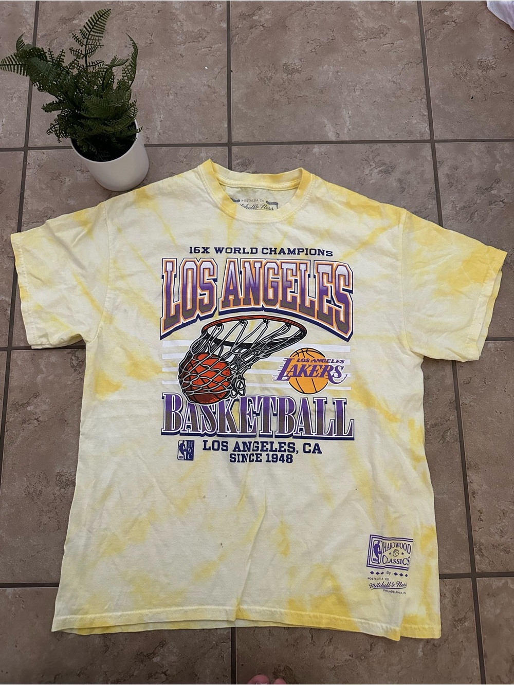 LOS ANGELES LAKERS GRAPHIC TEE